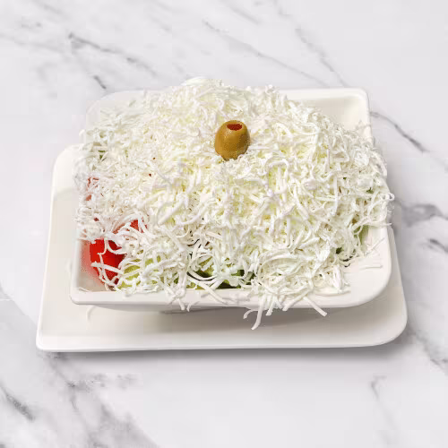 Serbischer Salat mit geriebenem Käse