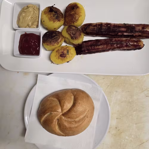 Berner Würstel mit Bratkartoffeln mit Semmel