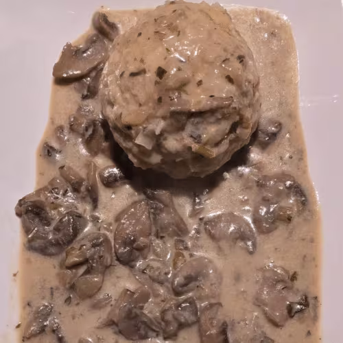 Semmelknödel mit Champignonrahmsauce