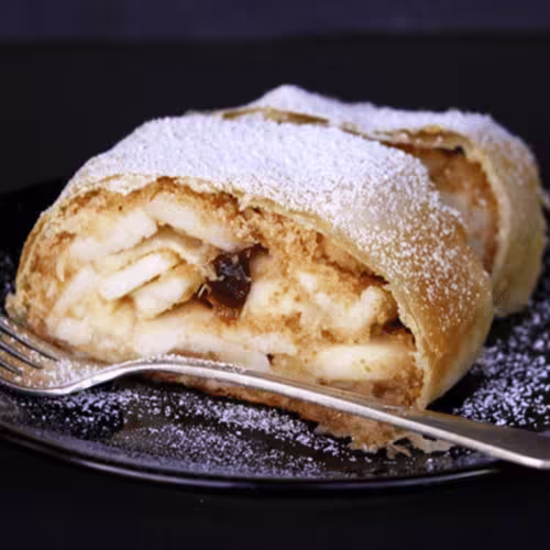 Apfelstrudel Mit Vanillesouse und Staubzucker