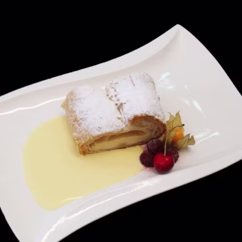 Topfenstrudel mit Vanillesauce und Staubzucker