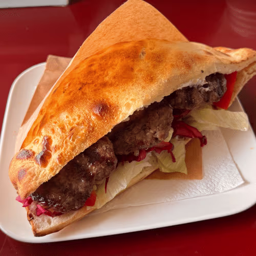 Gegrillte Köfte Sandwiche