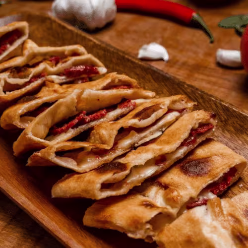 Pide mit Rinder-Dörrfleisch und Käse (1 Meter)