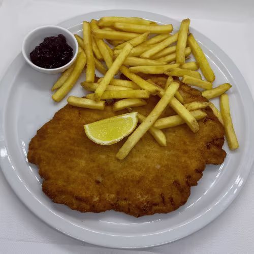 Putenschnitzel mit Pommes und Preiselbeer