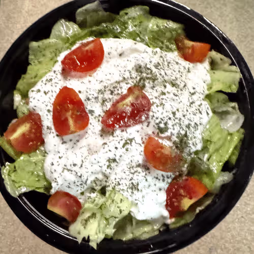 Gemischter Salat mit Joghurt-Dressing