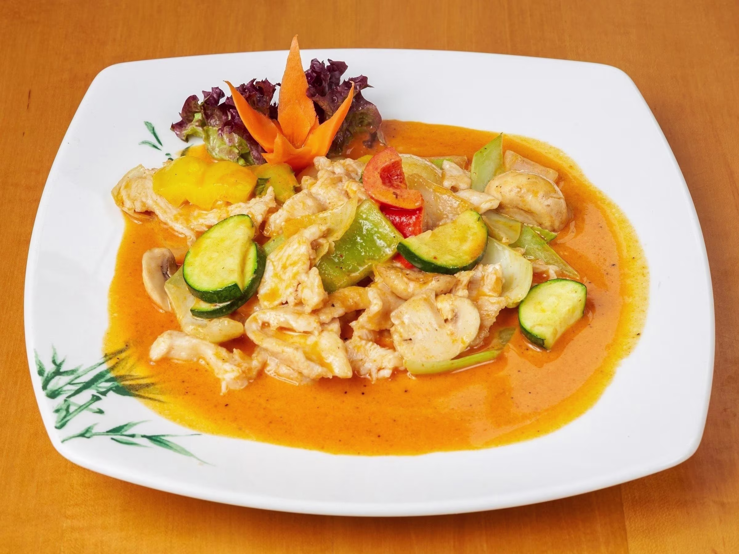 Hühnerfleisch mit rotem Curry