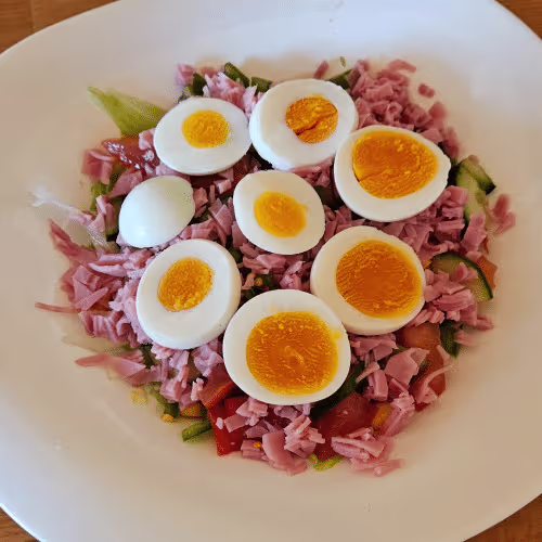 Salat mit Schinken und Ei