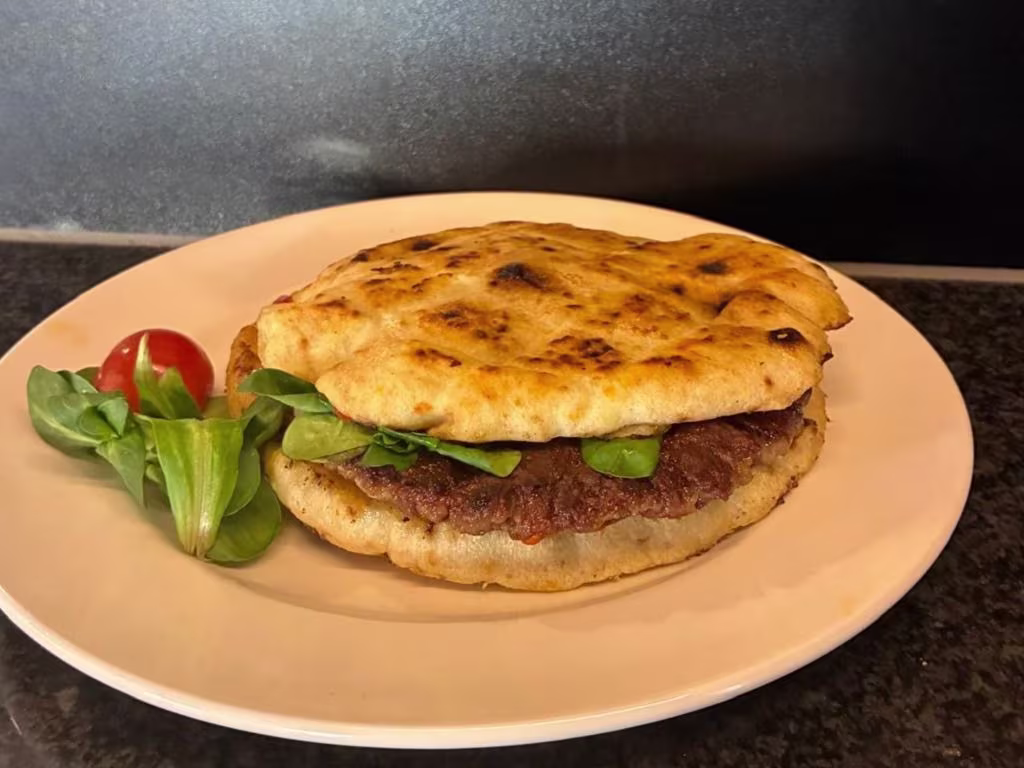 Balkan Burger mit Beilage