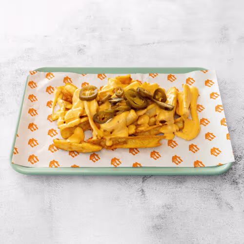 Pommes frites mit Chili-Cheesesauce und Jalapenos