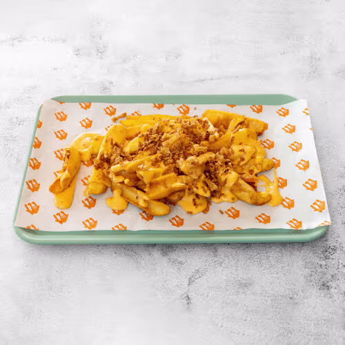 Pommes frites mit Chili-Cheesesauce und Röstzwiebeln