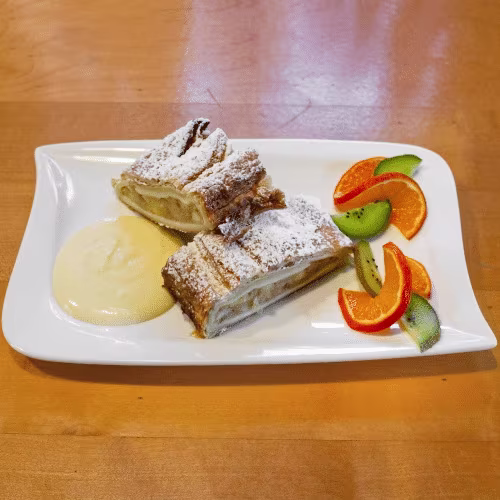 Warmer Apfelstrudel mit Vanillesauce