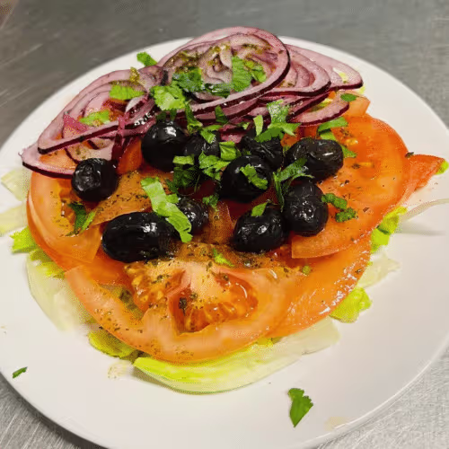 Salat mit Tomaten, Zwiebeln und Oliven