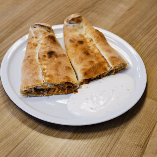 Pizza-Rolle mit Kebapfleisch und Joghurtsauce