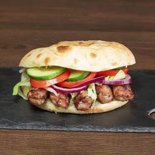 Cevapcici im Brot (5 Stück)