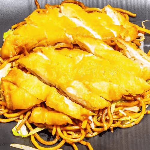 Knuspriges Huhn mit Nudeln und Gemüse