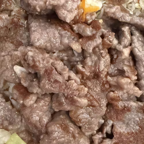 Gegrilltes Rindfleisch auf Nudeln mit Gemüse