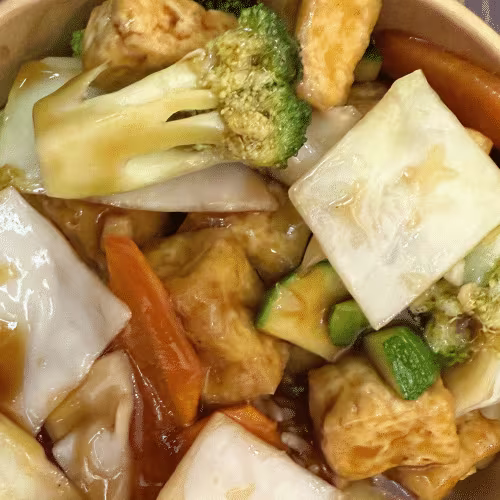 Tofu Chop Suey auf Nudeln mit Gemüse