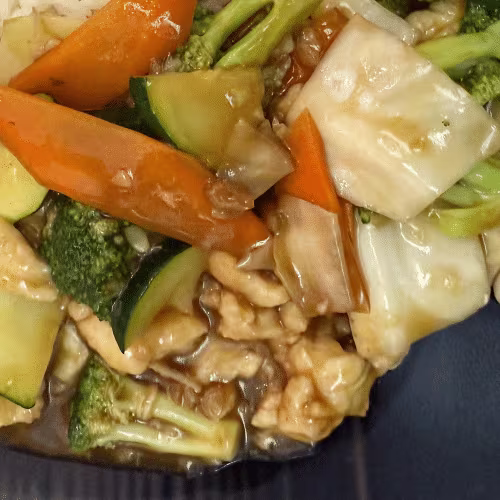 Huhn Chop Suey auf Nudeln und Gemüse