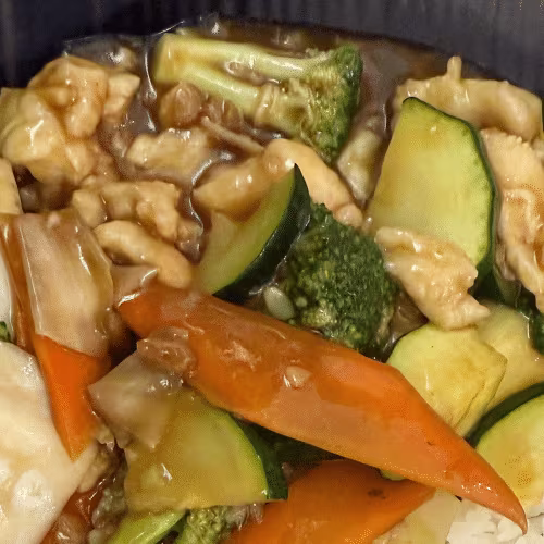 Huhn Chop Suey auf gebratenem Eierreis mit Gemüse