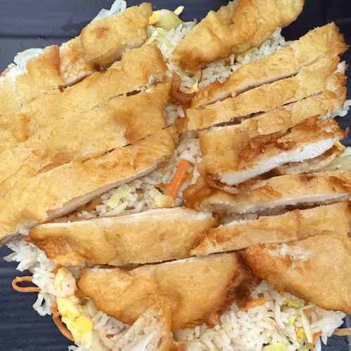Knuspriges Huhn mit gebratenem Eierreis und Gemüse