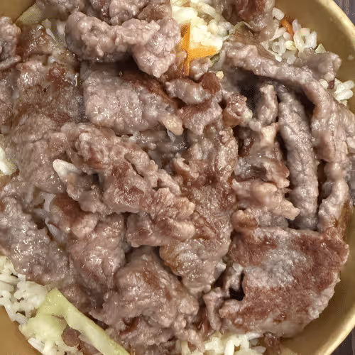 Gegrilltes Rindfleisch auf gebratenem Eierreis mit Gemüse