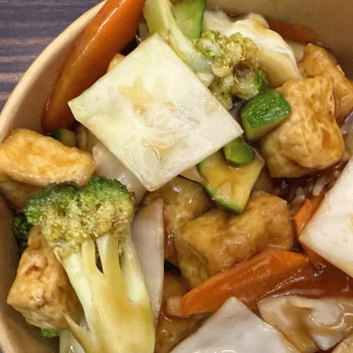 Tofu Chop Suey auf gebratenem Eierreis mit Gemüse