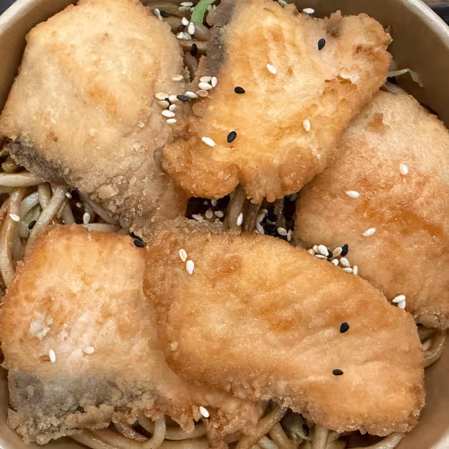 Lachs Teriyaki auf Nudeln mit Gemüse