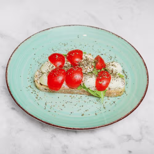 Belegtes Brötchen mit Tomate und Mozzarella (vegetarisch)