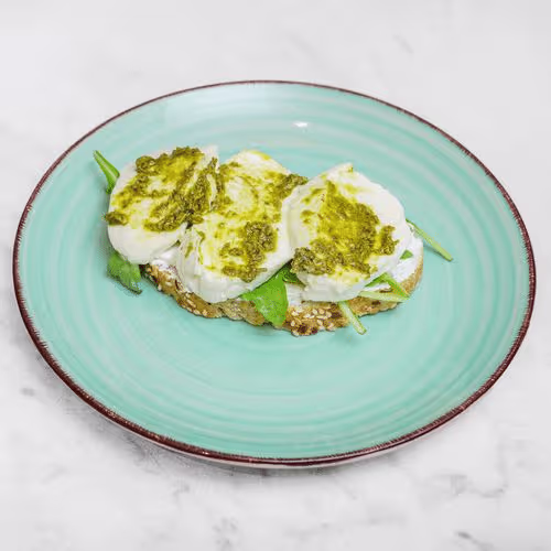 Belegtes Brötchen mit Büffelmozzarella und Rucola (vegetarisch)