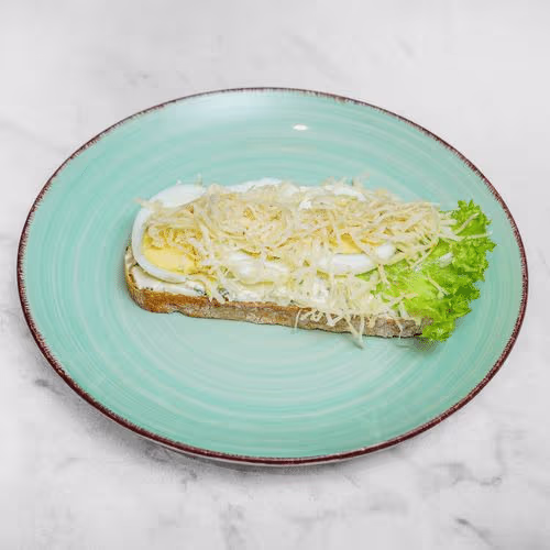 Belegtes Brötchen mit Ei und Kren (vegetarisch)