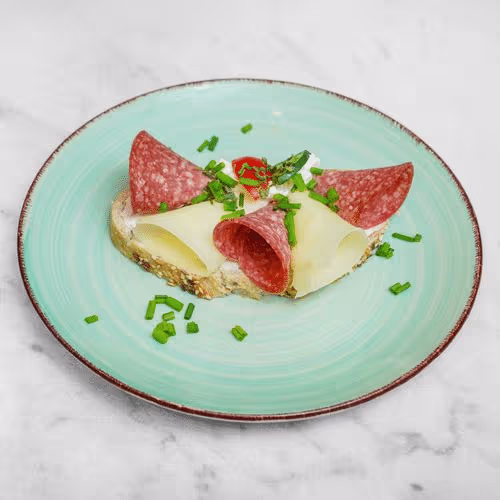 Belegtes Brötchen mit Salami und Käse