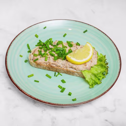 Belegtes Brötchen mit Thunfisch