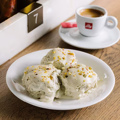 Pistazien Profiteroles 3 Stück (vegetarisch)