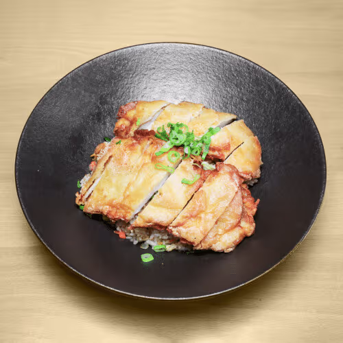 Eierreis mit knusprigem Huhn und Sauce