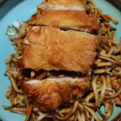 Bratnudeln mit knusprigem Huhn und Sauce