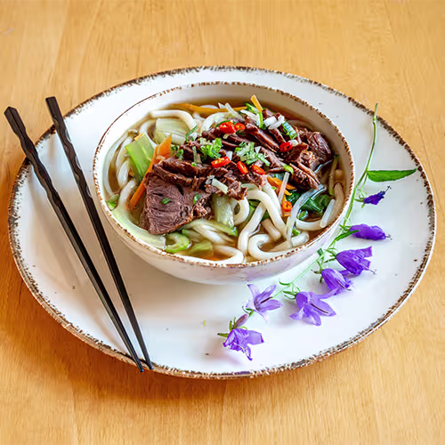 Nudel-Udon Suppe mit Rindfleisch