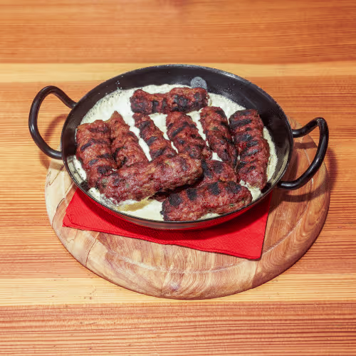 Cevapcici (10 Stück) mit Rahmsauce