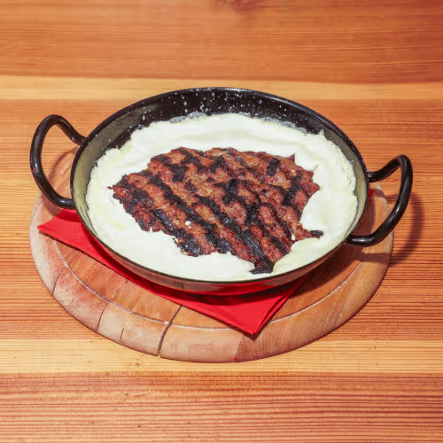 Pljeskavica mit Rahmsauce