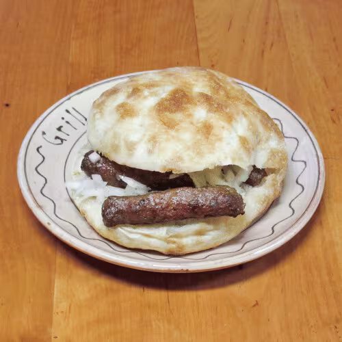 Cevapcici mit Brot und Zwiebeln