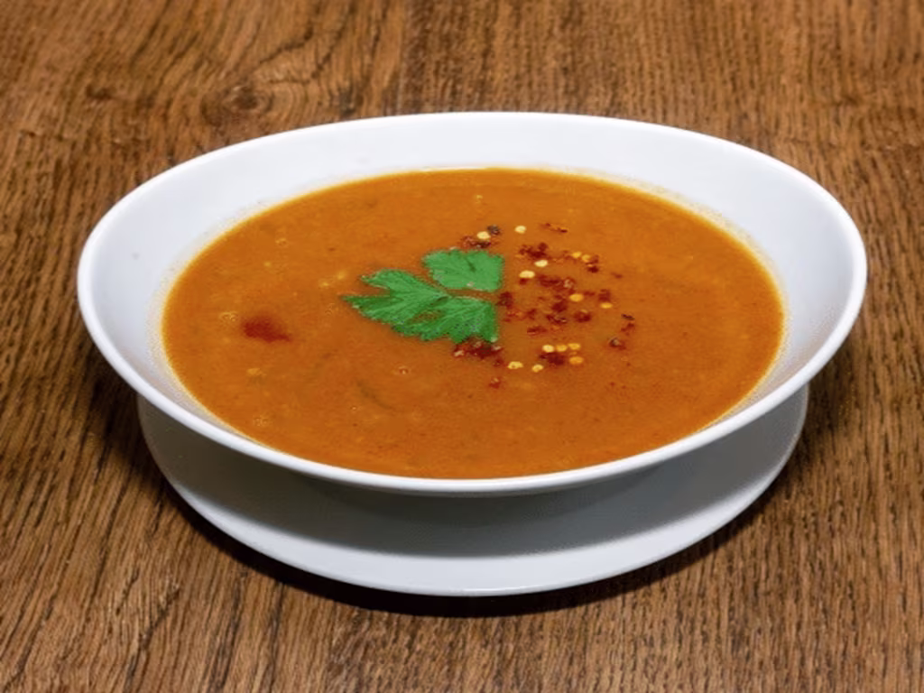 Bohnensuppe mit Brot Und Grillwurst