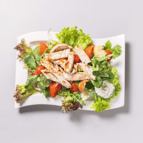 Salat mit gegrillten Hühnerstreifen