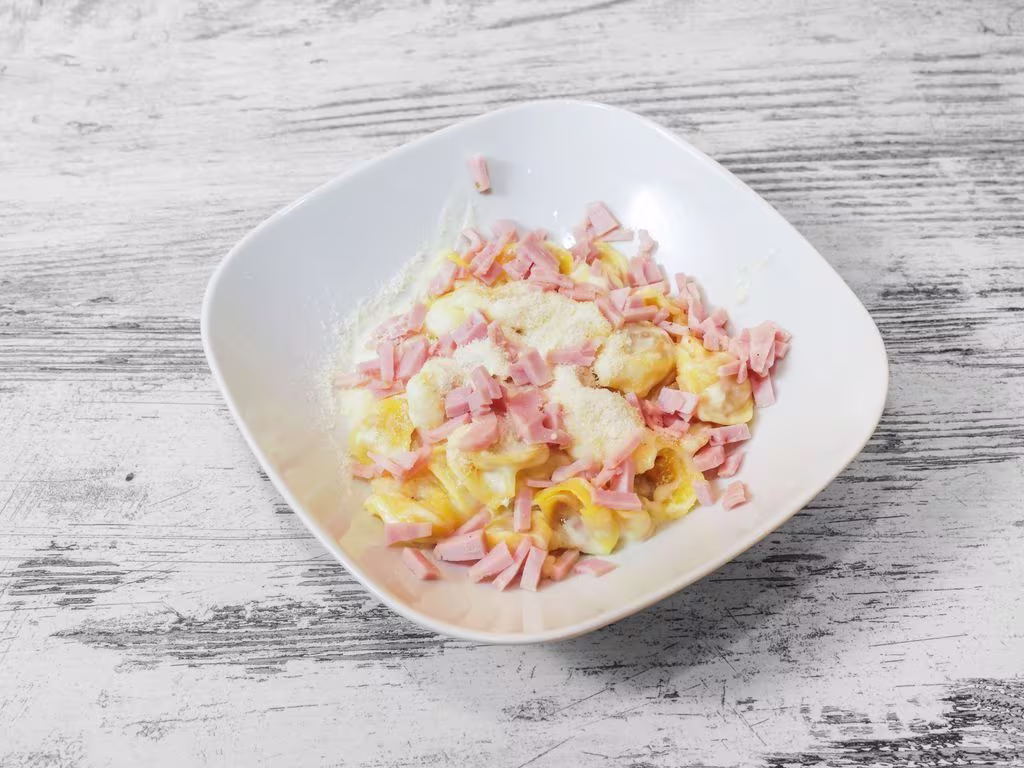 Tortellini con panna e prosciutto