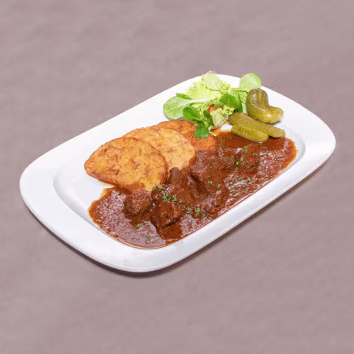 Kalbsgulasch Wiener Art mit Serviettenknödel und Salzgurke