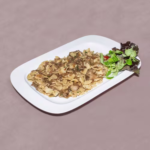 Krautfleckerl mit Spanferkel-Stücken