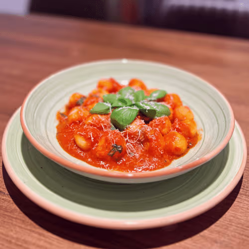 Knödelbällchen in Tomaten-Basilikum Sauce