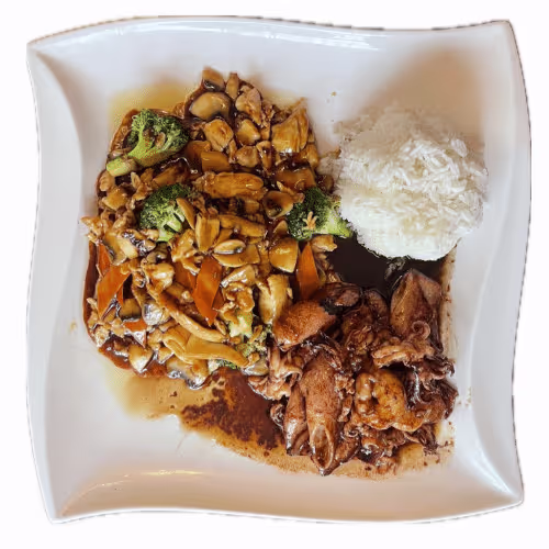 Gegrillte Calamari und gebratenes Hühnerfleisch