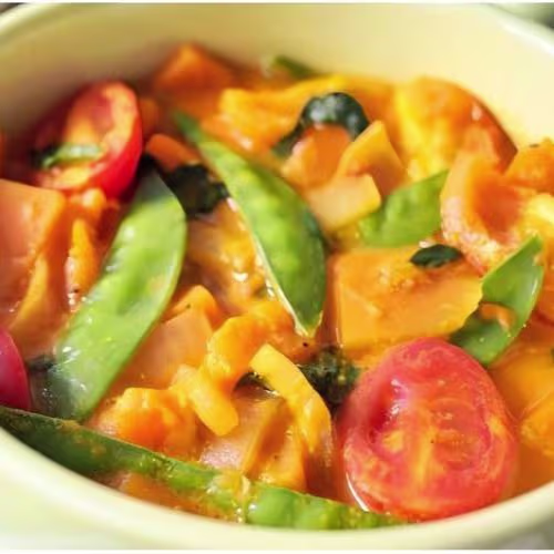 Süßkartoffel mit Rotcurry-Gemüse und Kokosmilch