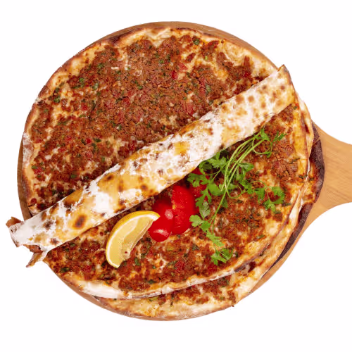 Lahmacun hausgemacht mit Kebabfleisch, Salat und Soße