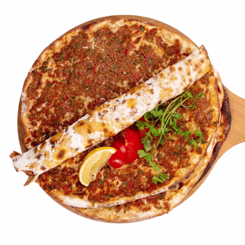 Lahmacun - Hausgemacht mit Rinderhackfleisch Salat und Soße