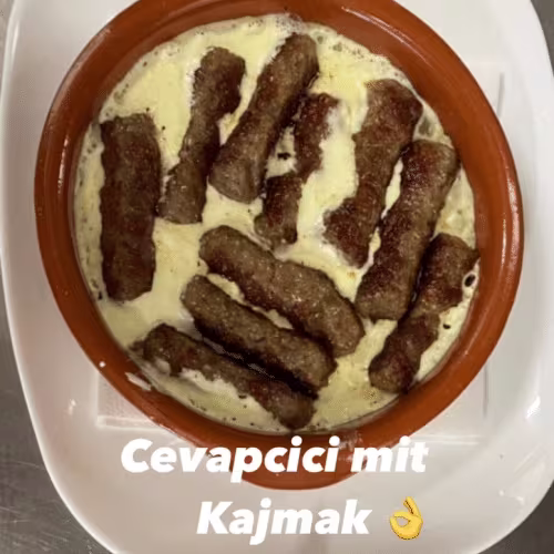 Cevapcici (10 Stück) mit Kajmak